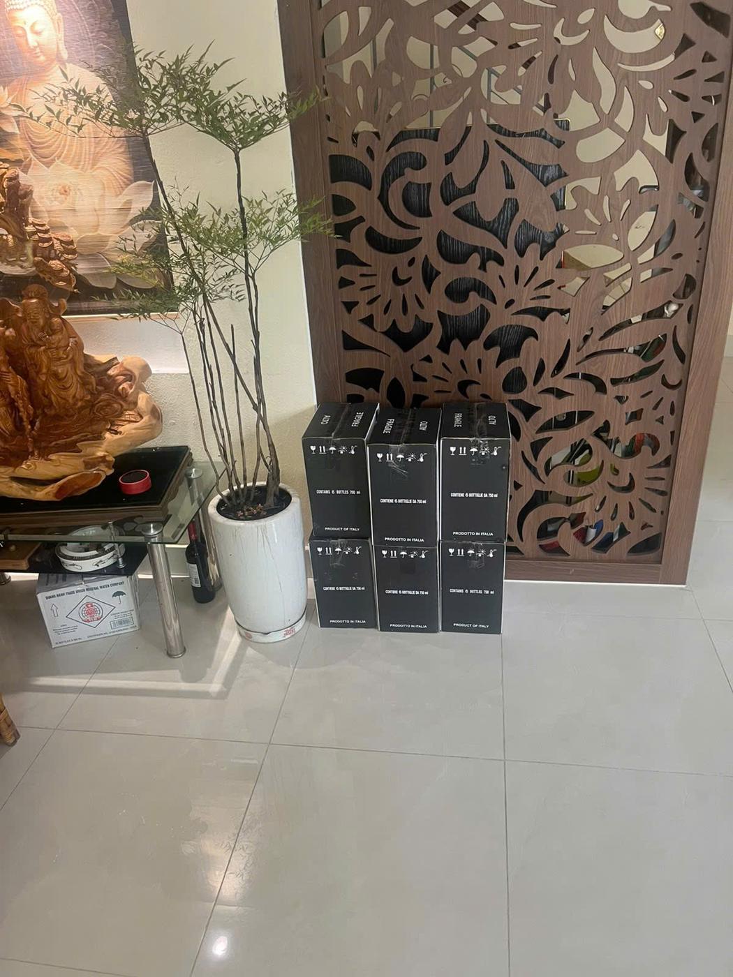 SuperVines giao rượu vang tận tay khách hàng — chuyến hàng 02