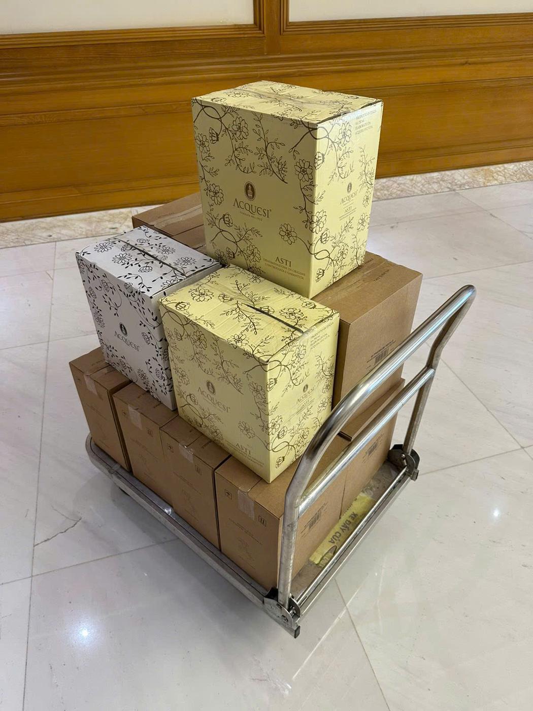 SuperVines giao rượu vang tận tay khách hàng — chuyến hàng 07