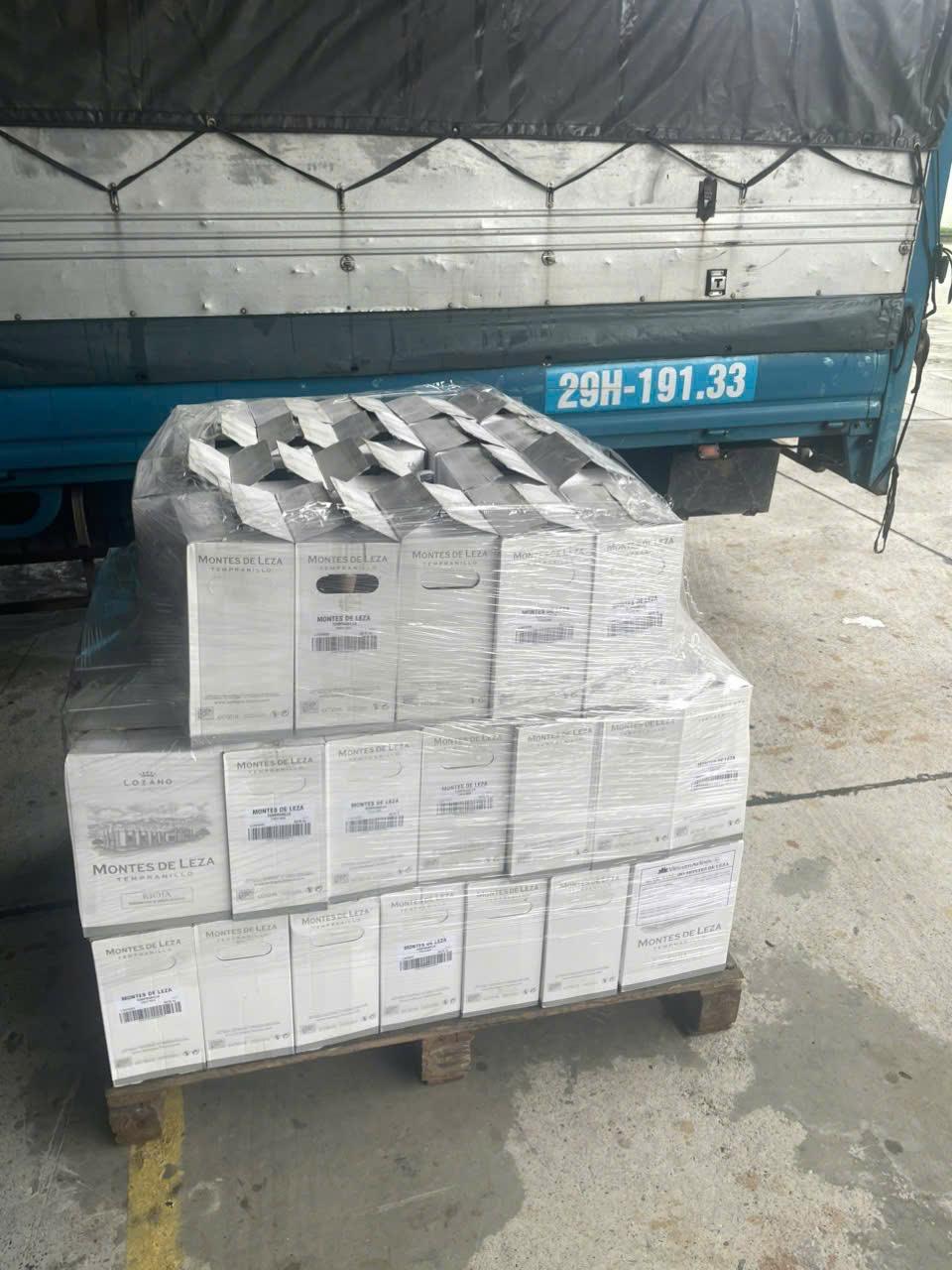 SuperVines giao rượu vang tận tay khách hàng — chuyến hàng 08