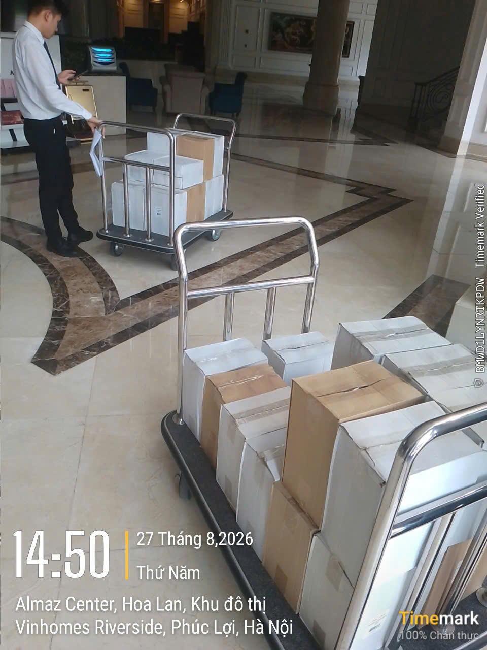SuperVines giao rượu vang tận tay khách hàng — chuyến hàng 12
