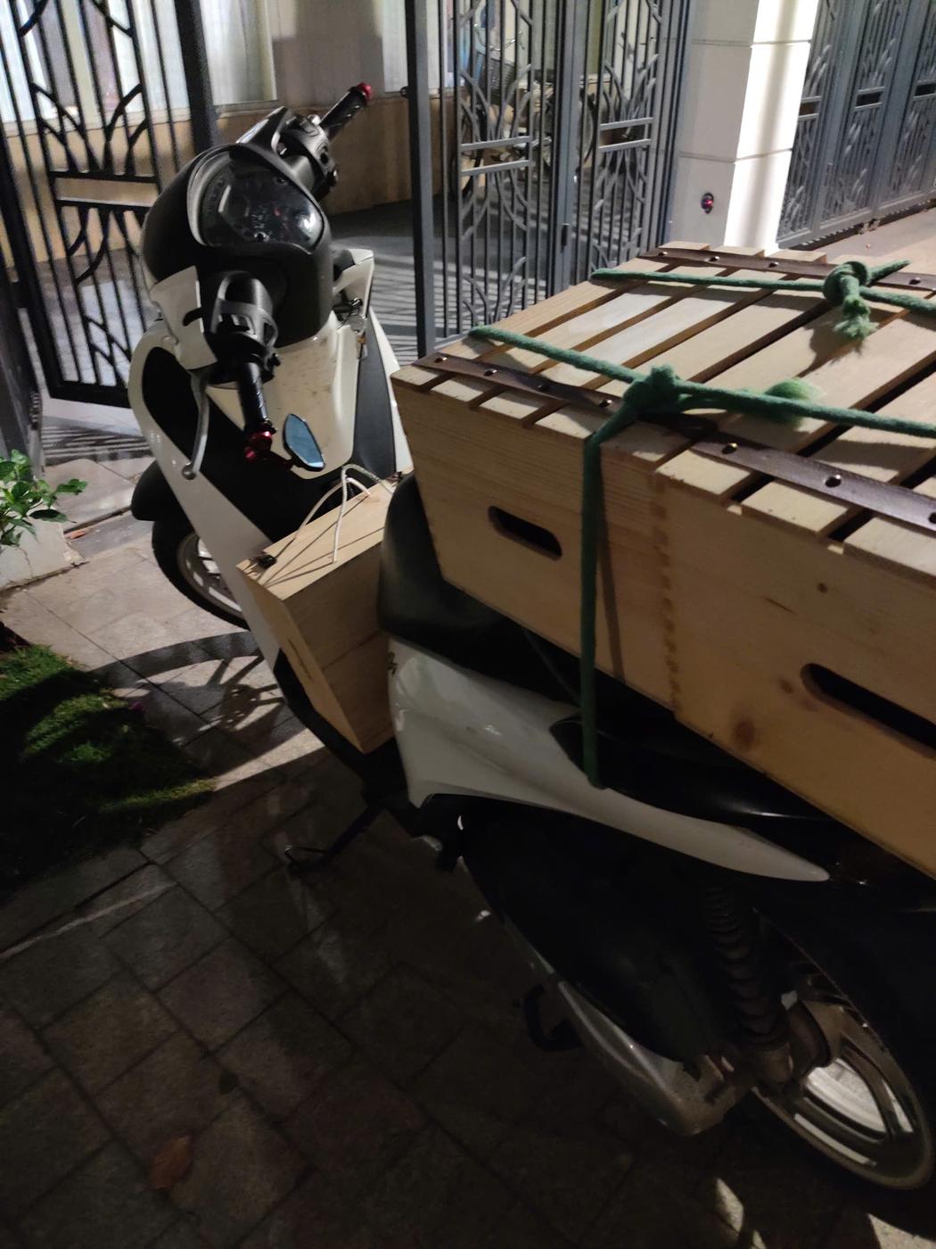 SuperVines giao rượu vang tận tay khách hàng — chuyến hàng 30