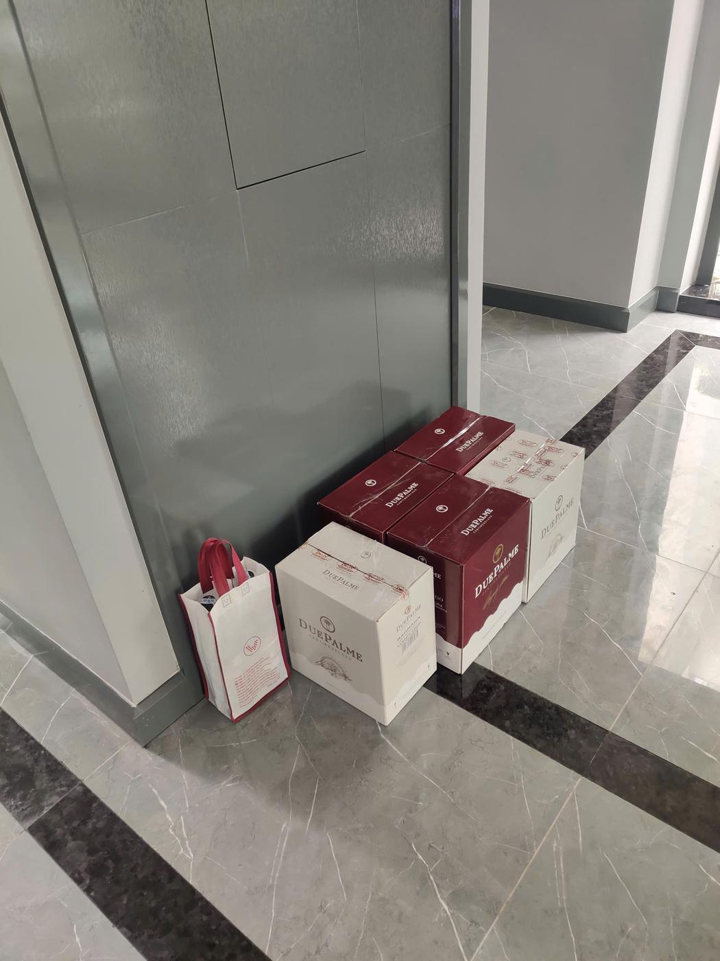 SuperVines giao rượu vang tận tay khách hàng — chuyến hàng 57