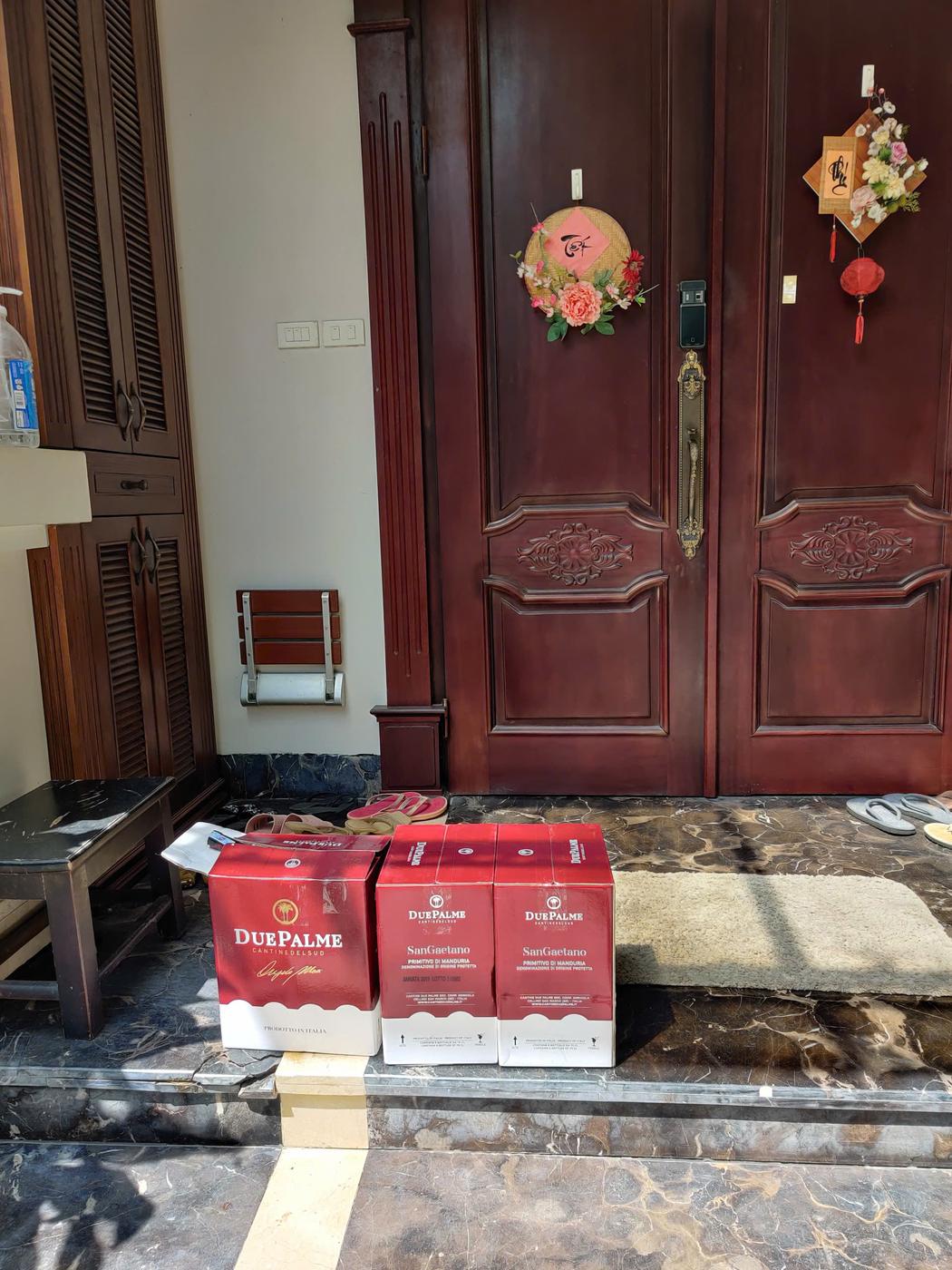 SuperVines giao rượu vang tận tay khách hàng — chuyến hàng 61