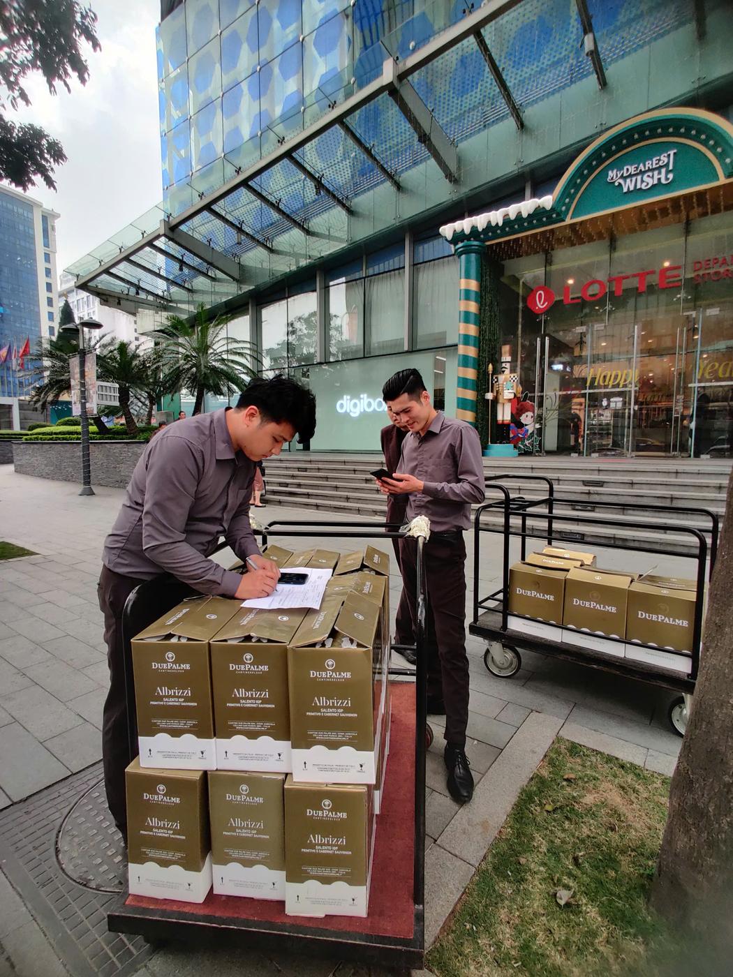 SuperVines giao rượu vang tận tay khách hàng — chuyến hàng 81