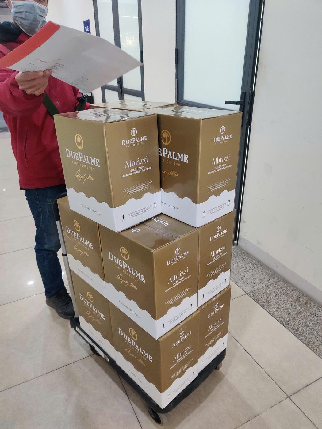 SuperVines giao rượu vang tận tay khách hàng — chuyến hàng 89
